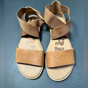 SOREL Leather and Elastic Strappy Sandals Casual Flats Beach Coastal